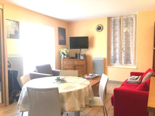 Republique Apartment | MAISON CHOLLET - Centre - Prox. Thermes - Terrasse