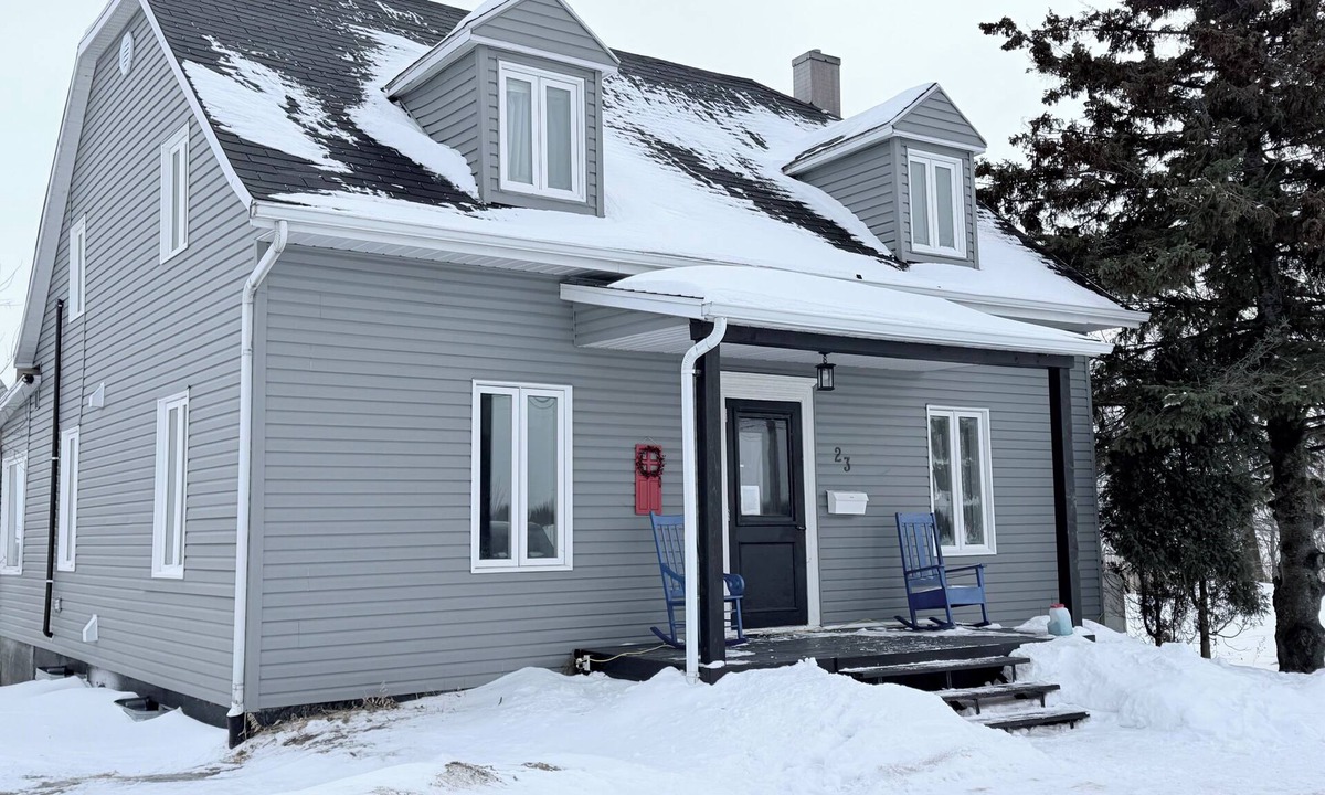 Deschambault-Grondines House | Maison Claudette: on the banks of the St. Lawrence River