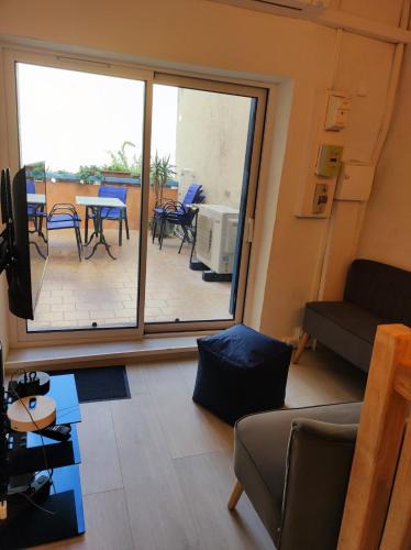 Coursan House | Maison climatisée cœur de village, proche commerces, plages et Grands Buffets