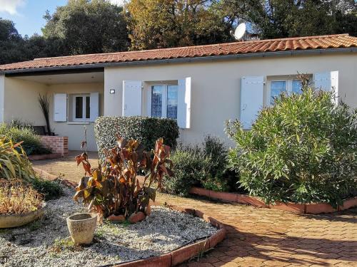 Saint-Vincent-sur-Jard House | Maison confortable 6 pers. à 200m de la plage, animaux admis, parking - FR-1-194-449