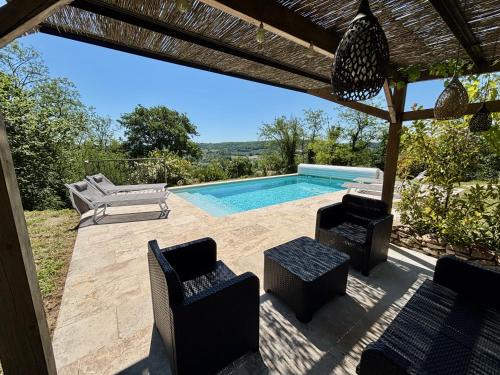 Montcuq House | Maison contemporaine en bois avec piscine