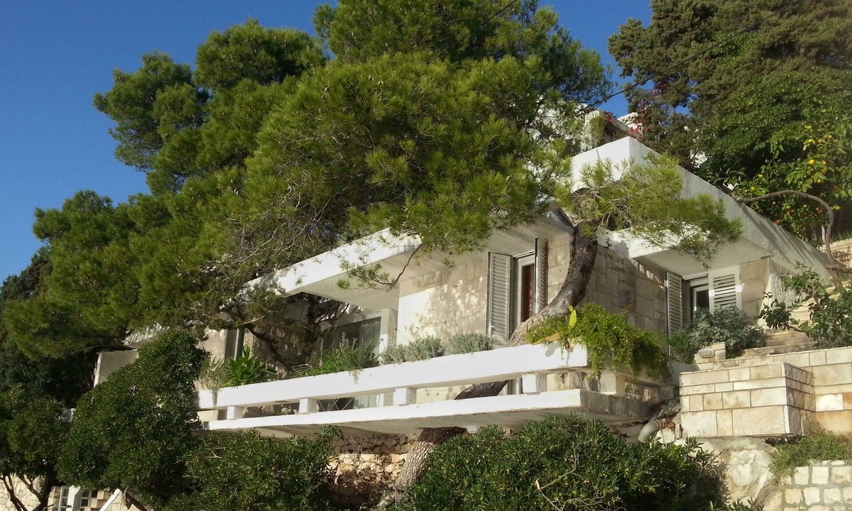 Povlja House | Maison d'architecte avec grandes terrasses ombragées en front de mer.