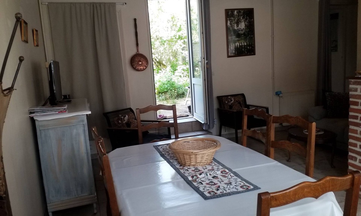 Mauves-sur-Huisne Bed & Breakfast | Maison D'hôte Pittoresque Avec Jardinet, Calme, Animaux de Compagnie Bienvenus !