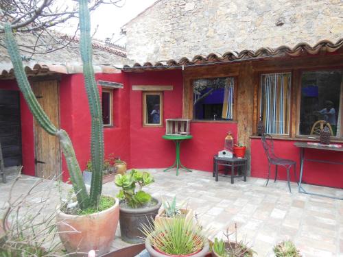 Villeseque-des-Corbieres House | maison dans jardin