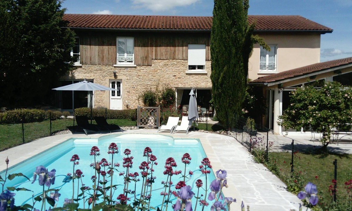 Frontonas House | Maison de 4 Chambres Pour 8 Adultes et 2 Enfants Avec Piscine Terrain Paysager
