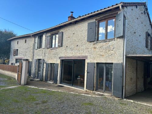 Nanteuil-en-Vallee Ski Chalet | Maison de campagne