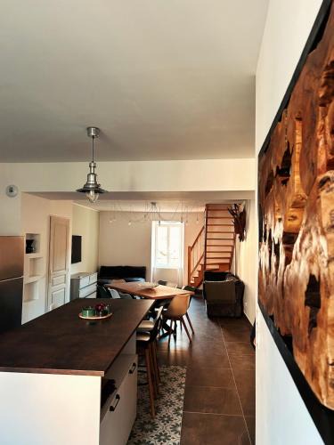 Nant Apartment | Maison de caractère rénovée, au calme, 8 personnes