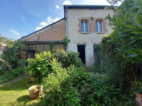 Criquebeuf-sur-Seine House | Maison de charme dans joli jardin arboré de 300 m2