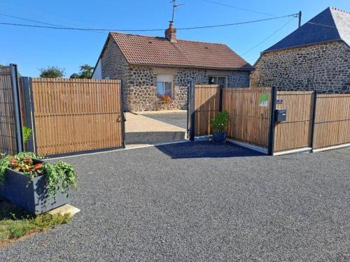 Saint-Mars-d'Egrenne House | Maison de charme en granit avec jardin clos, tout inclus, près de Domfront - FR-1-497-190