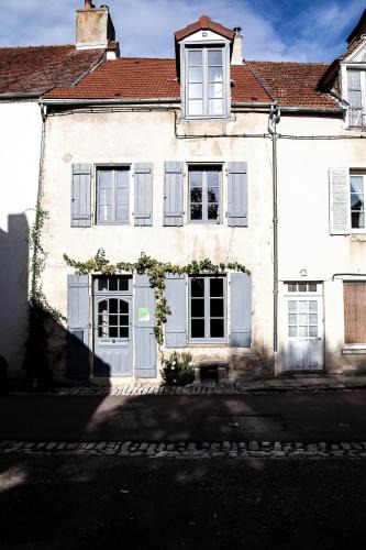 Flavigny-sur-Ozerain House | Maison de la fontaine