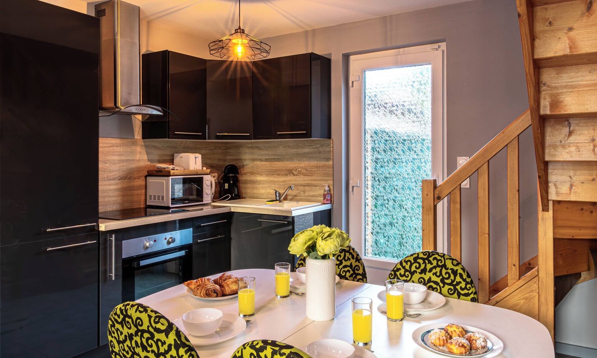 Mesnil-Val-Plage House | Maison de la mer with its exterior close to the sea. Pets welcome!