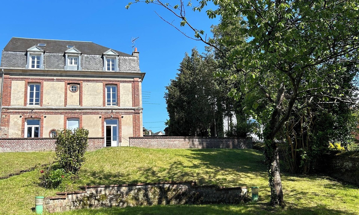 Lisieux Apartment | Maison de Maître en Centre Ville Avec un Grand Jardin Ensoleillé !