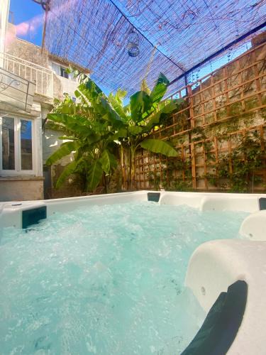 Castelnaudary House | Maison de Maître L Oustal des Halles avec salle de cinéma, billard & Jacuzzi