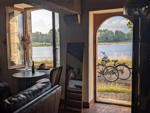 Sully-sur-Loire House | Maison de marinier les pieds dans l'eau face à la Loire