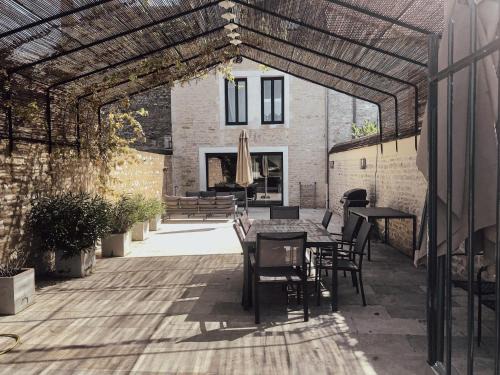 Prehy House | Maison de Pauline, Chablis Vineyard