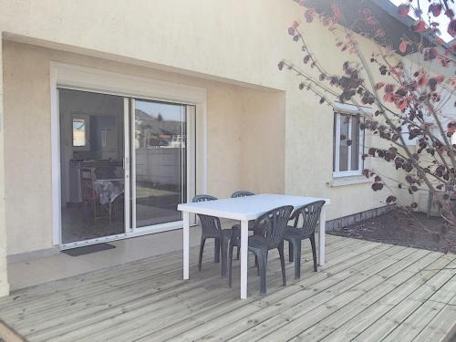Jullouville House | Maison de plain-pied avec terrasse, centre ville, à 150m de la plage - FR-1-361-334
