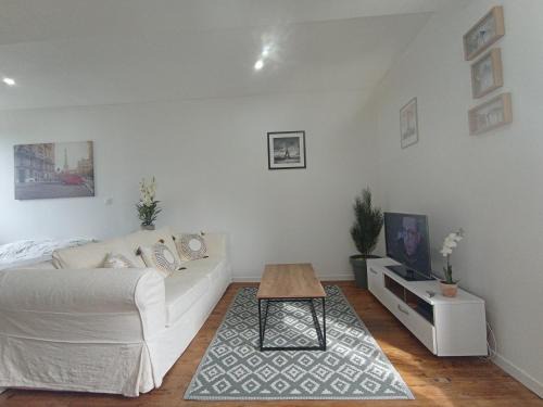 Montreuil-Poulay House | Maison de village à la campagne