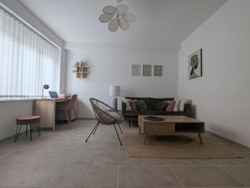 Montreuil-Poulay House | Maison de village en bocage