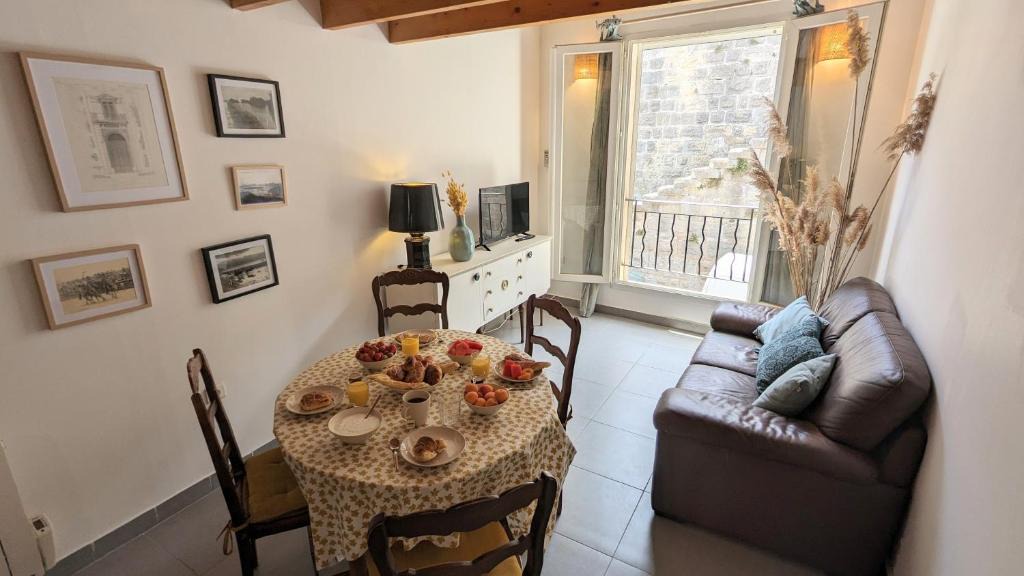 Aigues-Mortes Medieval City House | Maison de village avec garage