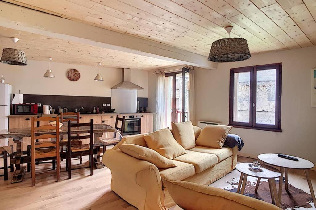 Matemale House | Maison de village spacieuse au calme