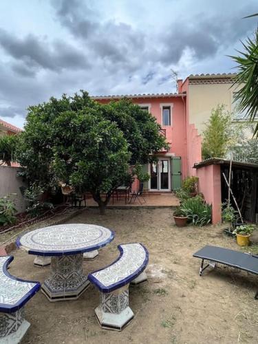 Elne House | Maison de village vintage avec grand jardin
