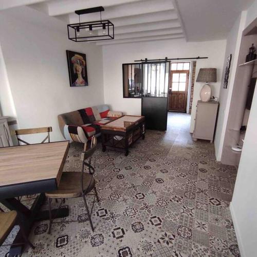 Periers House | Maison de ville rénovée au cœur du Cotentin.