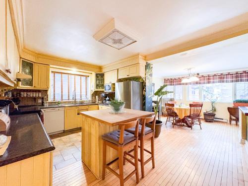 Gay Village Bed & Breakfast | Maison Des Jardins B & B