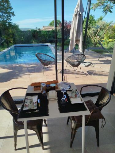Aigremont Bed & Breakfast | Maison des Romarins Chambre cosy Salle de bain privée , cuisine piscine partagées