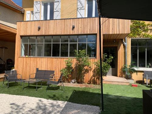 Le Pin House | Maison du Bonheur, Gîtes