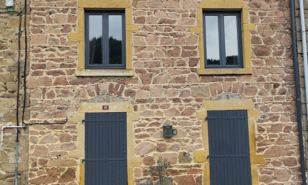 Saint-Vincent-de-Reins House | Maison en Pierre Avec une Belle Terrasse en Bois et Barbecue