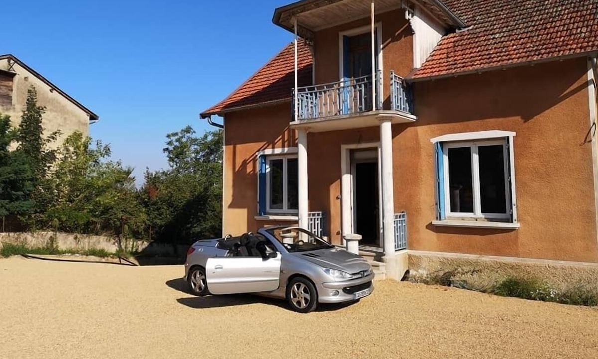 Saint-Genix-sur-Guiers House | Maison Fleur de Frangipanier