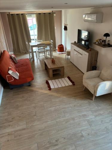 Montceau-les-Mines Apartment | Maison f2 avec cour privative