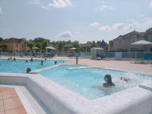 Monflanquin House | Maison, face parking, piscine chauffée, en résidence, 4 ou 5 pers, RDC, lac, nature et pêche