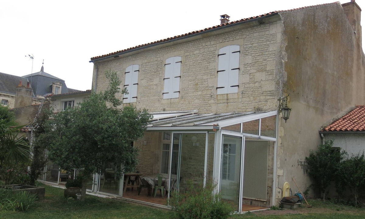 Lucon House | Maison Familiale du 19ème Siècle Dans le Quartier Historique de Luçon