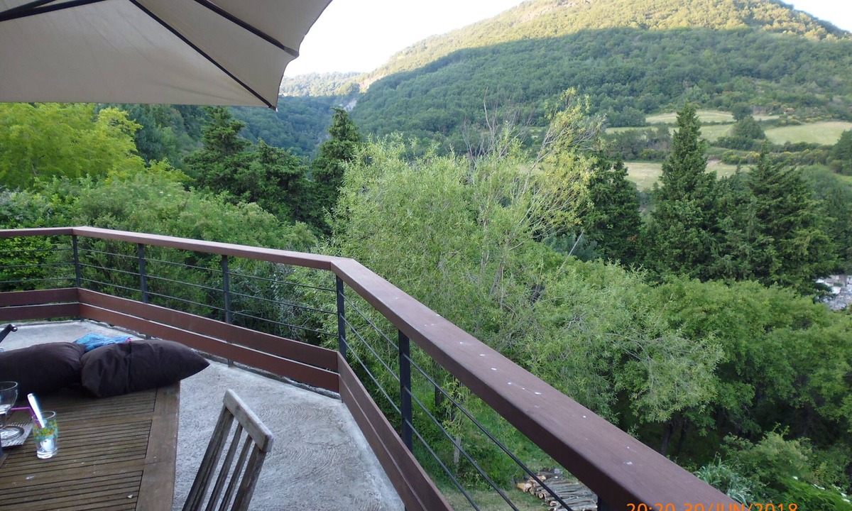 Aubignas House | Maison Familiale en Pierre Volcanique Avec Belle Vue, Jardinet et 2 Terrasses