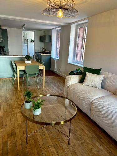 Saint-Pourcain-sur-Sioule Apartment | Maison de Ville Cosy avec Ambiance Jungle & Bohème