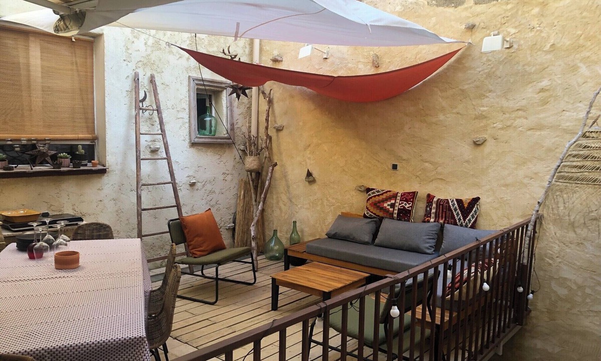 Saint-Quentin-la-Poterie House | Maison de Village