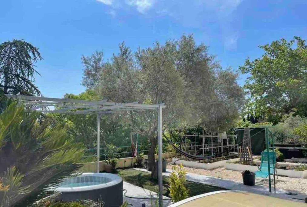 Uchaud Apartment | Maison Gardoise de 1975 au calme,billard, jacuzzi,