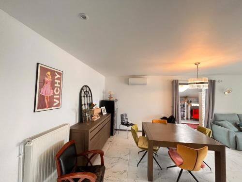 Abrest Villa | Maison Grillon - Maison proche de Vichy avec piscine