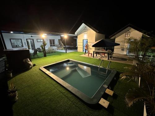 Lumut Villa | Maison Helysa Homestay