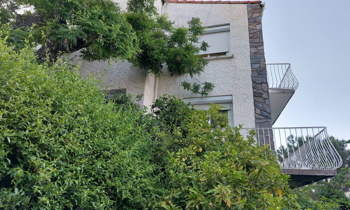 Cases-de-Pene House | Maison Isolée Avec Jardinage Calme, Très Lumineuse