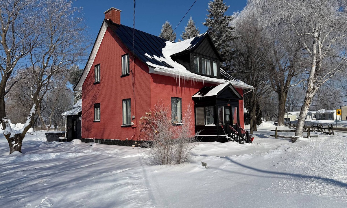 Batiscan House | Maison Jean: at the beach on the St. Lawrence River