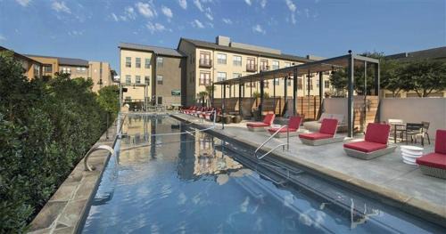 Plano Apartment | Maison King & Aqua, Walkable Legacy West W King Bed, Pool & Gym