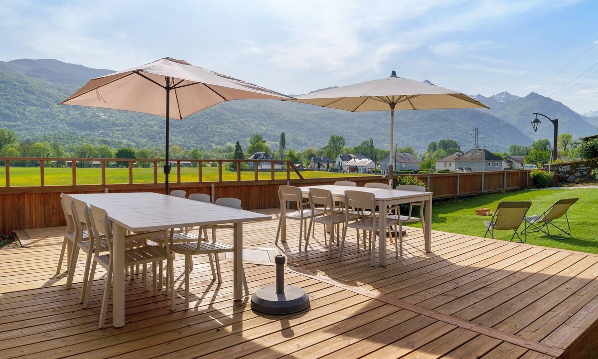 Lau-Balagnas House | Maison La Laubalutine – Spacious Renovated House with Mountain Views
