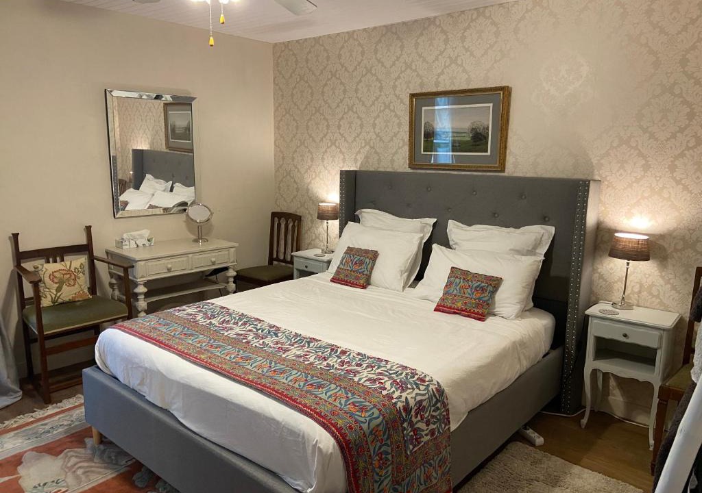 Le Vigeant Bed & Breakfast | Maison La Roche Chambre D'hotes