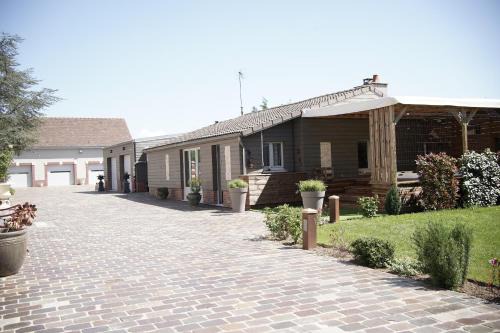 Moneteau House | Maison Les Deux Fontaines