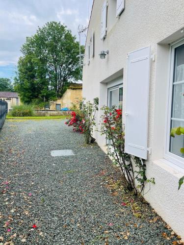 Asnieres-la-Giraud House | Maison les mottes-cour et garage