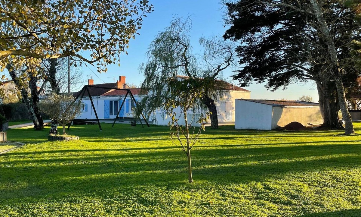 Beauvoir-sur-Mer House | Maison Mitoyenne Avec vue sur les Marais et Terrain de Petanque !