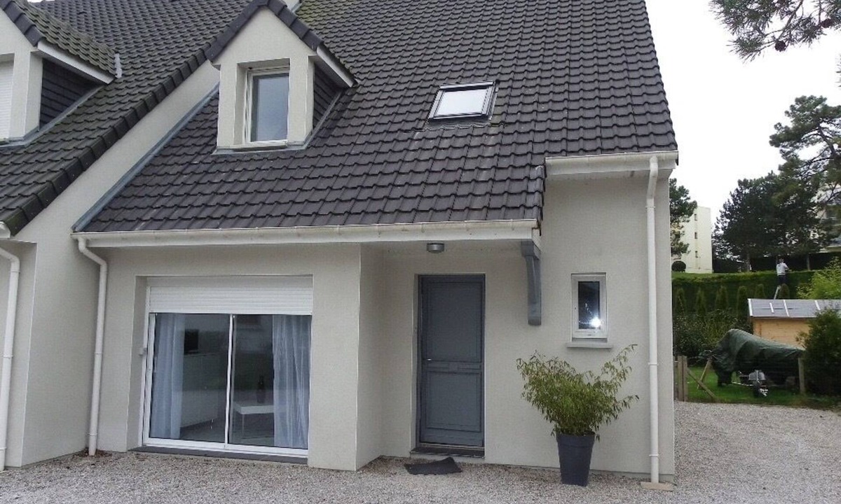 Trepied House | Maison Mitoyenne Avec Jardinet, 3 Chambres, 1 Salle de Bain ,2 Salles D'eau