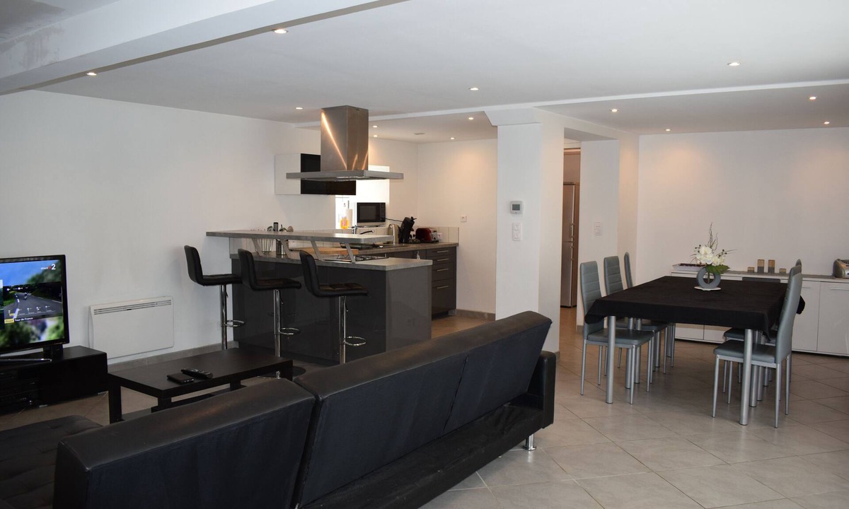 Juillan House | Maison Mitoyenne Tout Confort. Parking